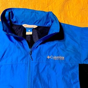 Men’s COLUMBIA BLUE two/tone Size LARGE. Lightweight jacket is in